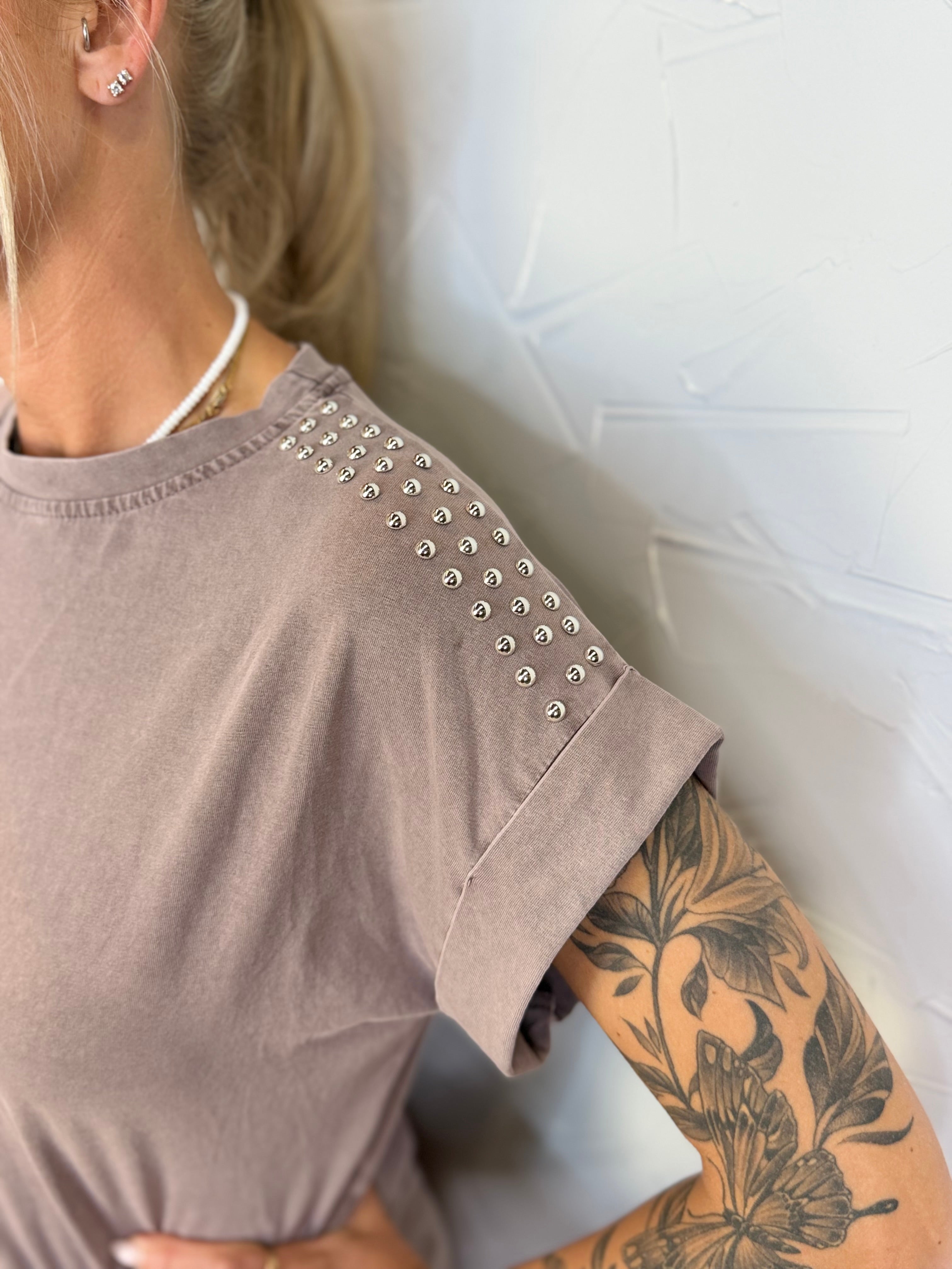 T-shirt borchia