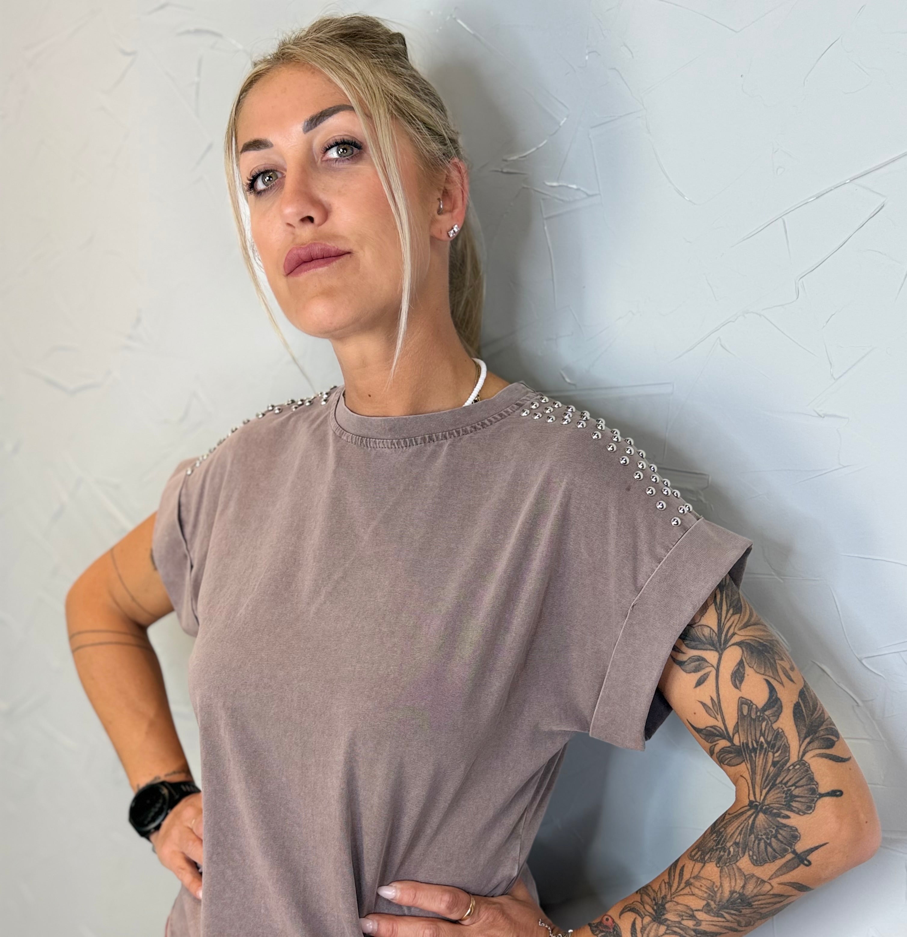 T-shirt borchia