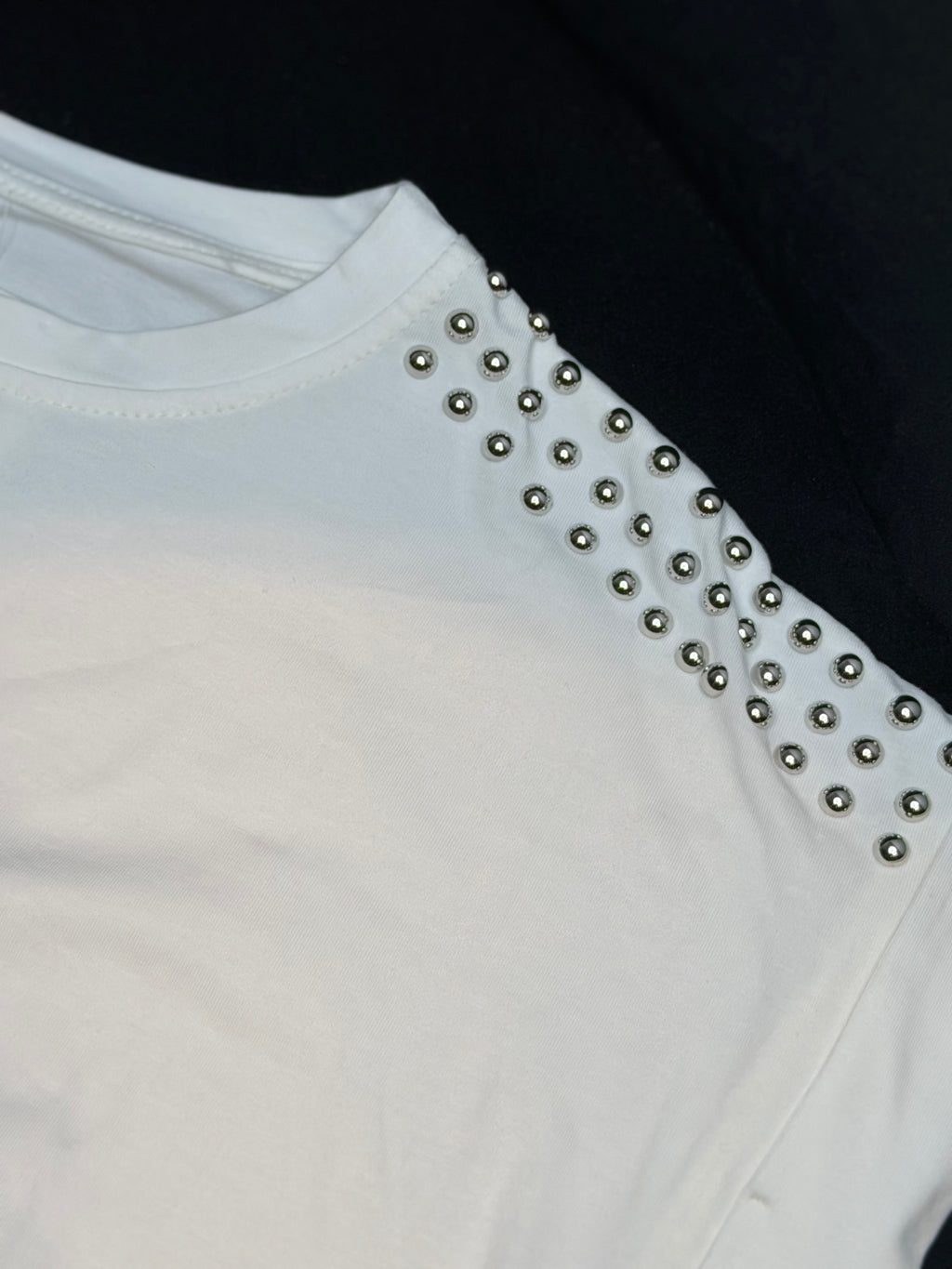 T-shirt borchia